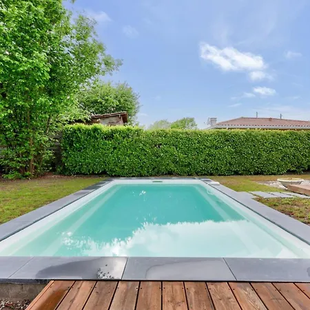 Oasis A Swimming Pool & Garden Audenge